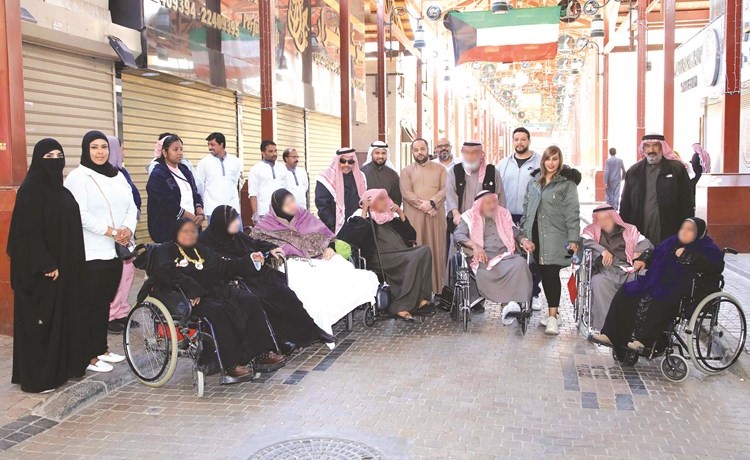 لقطة تذكارية مع كبار السن خلال زيارة المباركية﻿