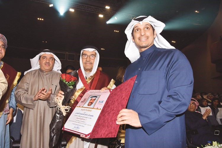 عبدالرحمن المطيري مكرما شخصية المهرجان الكاتب المسرحي القدير عبدالعزيز السريع﻿