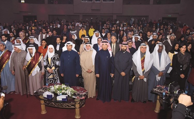 كبار المسؤولين والفنانين أثناء السلام الوطني﻿