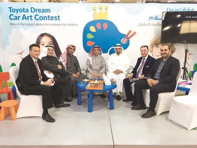 مبارك ناصر الساير وزيارة لجناح مسابقة تويوتا لرسم سيارة الأحلام وهي إحدى أكبر مسابقات الرسم العالمية للأطفال﻿