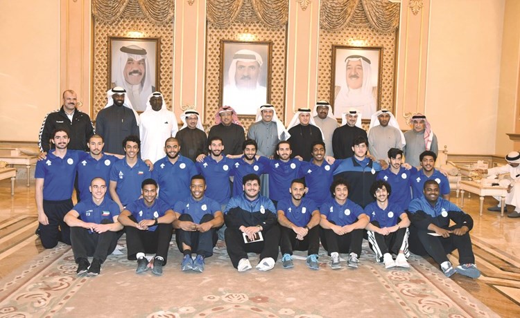 أحمد الشحومي متوسطا أعضاء منتخب الشباب ومسؤولي اللجنة الانتقالية لإدارة شؤون اتحاد كرة اليد	(أحمد علي)﻿