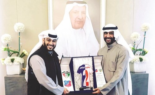 خالد الغانم يتسلم درعا تذكارية من يعقوب الطاهر﻿
