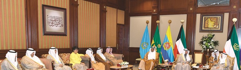 صاحب السمو الأمير الشيخ صباح الأحمد متوسطا رئيس مجلس الأمة مرزوق الغانم وأعضاء الوفد البرلماني الذي زار العراق وشارك في اعمال المؤتمر الـ29 للاتحاد البرلماني العربي والذي عقد في العاصمة الأردنية عمان وصفاء الهاشم﻿