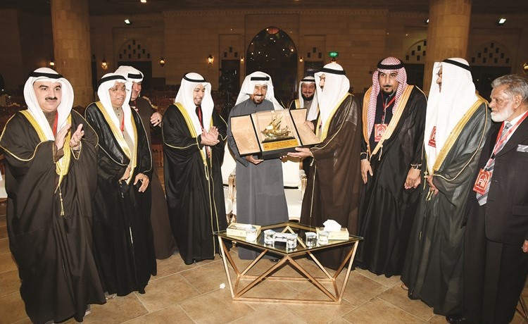 الشيخ علي الجابر يتسلم درعا تكريمية من جواد المتروك على هامش الاحتفال	 (محمد هنداوي)﻿