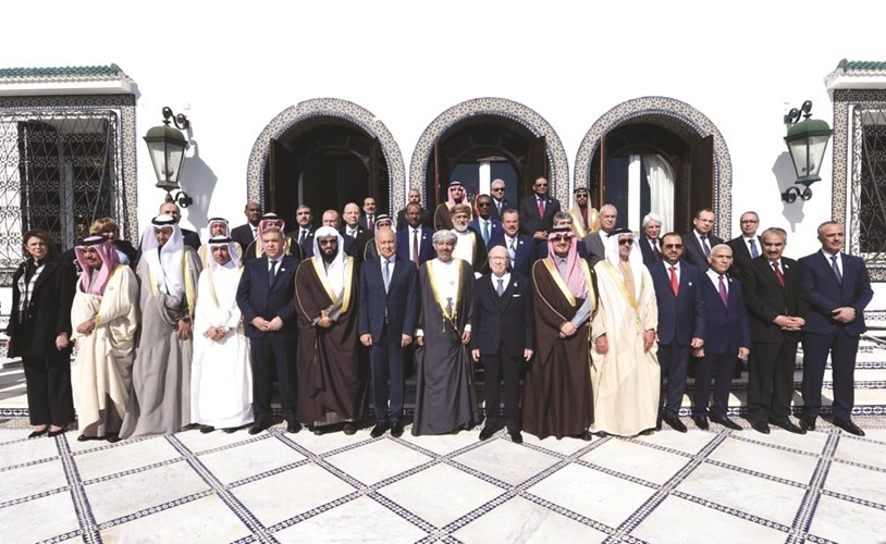 الرئيس التونسي الباجي قائد السبسي متوسطا وزراء الداخلية والعدل العرب﻿