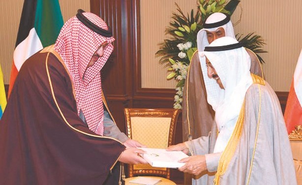 صاحـب السمــو الأمير الشيخ صبــاح الأحمــد مستقبلا السفيـر السعـودي لــدى البلاد سمـو الأمير سلطـان بن سعد بن خالد آل سعود الذي سلم سموه رسالة خطية من خادم الحرمين الشريفين	﻿