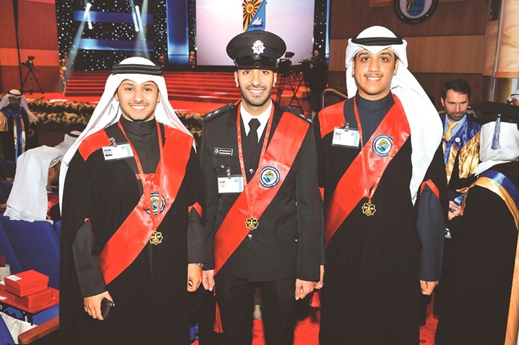 أسماء الأوائل من خريجي الكليات والأول من ذوي الاحتياجات الخاصة بحيث لا يقل المعدل عن ثلاثة من سلم الأربع نقاط للعام الجامعي 2018/2017