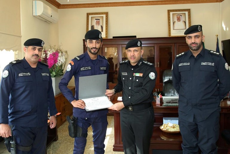 العقيد الخده يكرّم وكيل ضابط وشرطي تقديراً لجهودهما خلال الاحتفالات الوطنية