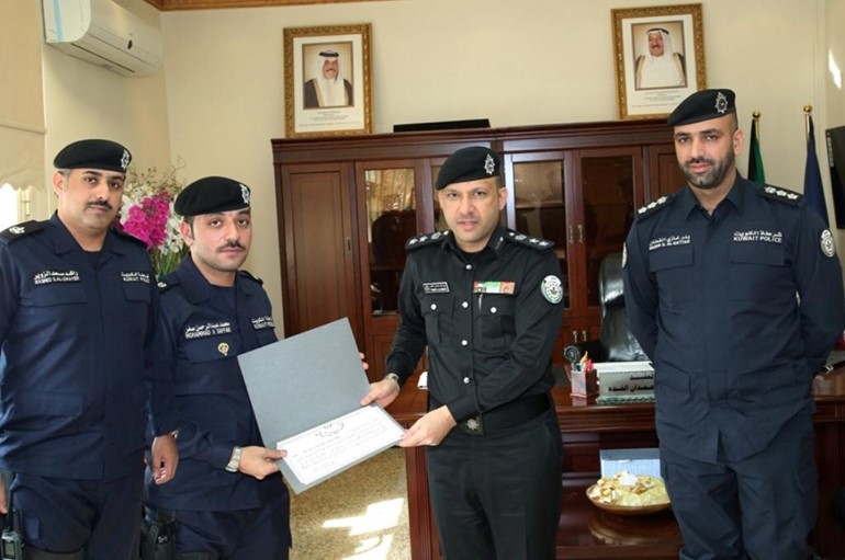 العقيد الخده يكرّم وكيل ضابط وشرطي تقديراً لجهودهما خلال الاحتفالات الوطنية