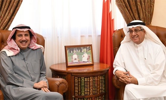 مستشار ملك البحرين نبيل الحمر خلال استقباله السفير الشيخ عزام الصباح