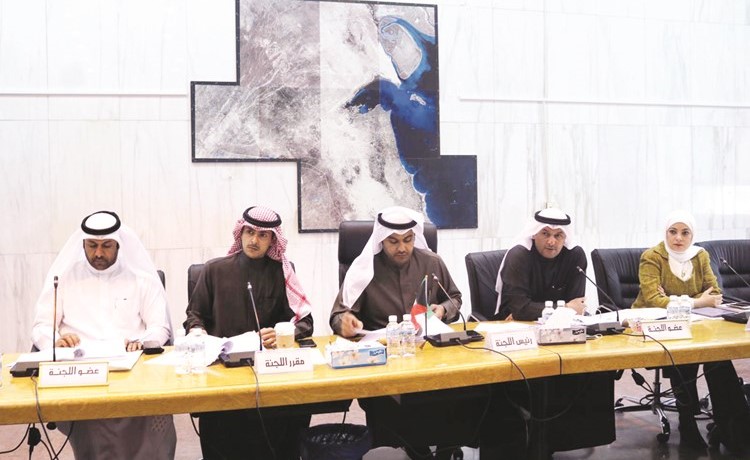 عبدالعزيز المعجل مترئسا اجتماع اللجنة الفنية ﻿