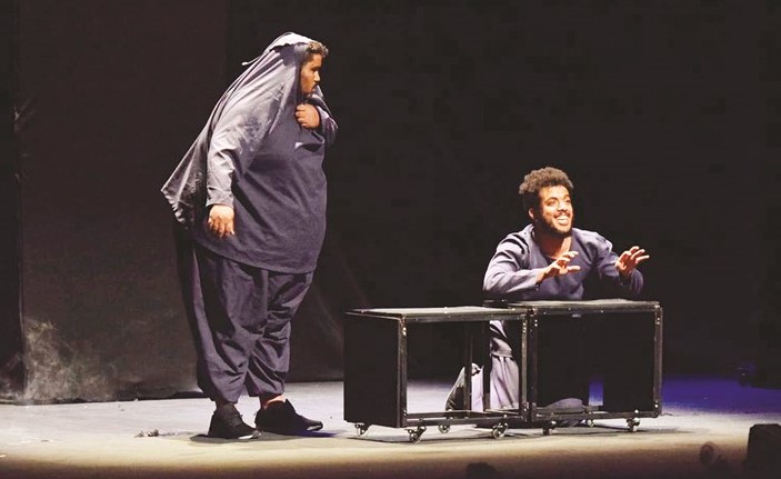 عبدالله الفهيد وشهاب الشهاب في مشهد من مسرحية حبوس﻿