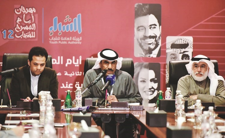 الزميل مفرح الشمري يتوسط رئيس المهرجان عبدالله عبدالرسول والمخرج مازن الغرباوي في الجلسة الحوارية﻿
