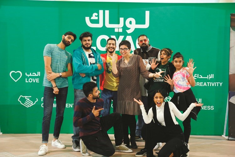 مديرة قسم الرقص الأرمينية تيني ماتيان متوسطة اعضاء الفريق﻿