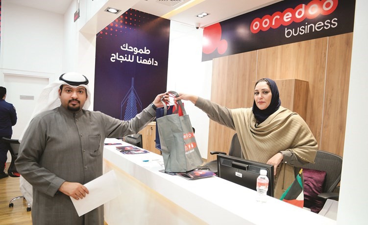 عميل يتسلم جهاز Samsung S10﻿