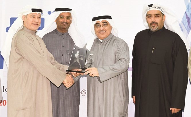 وليد سلطان يسلم ياسر أبوالحسن درعا تذكارية بحضور يعقوب دشتي ومحمد الهاجري﻿