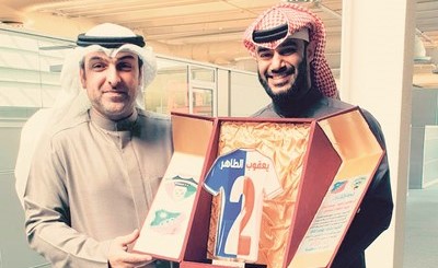 ياسر أبل متسلما درعا تذكارية من يعقوب الطاهر﻿