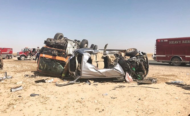 المركبتان وقد تهشمتا تماما بفعل الاصطدام﻿