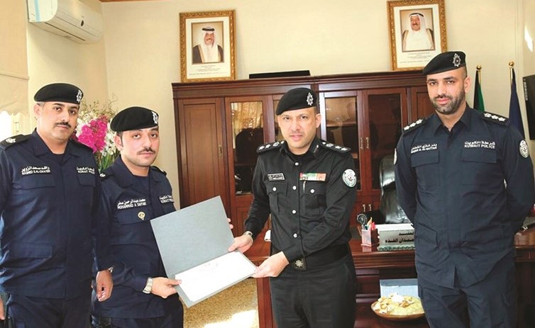وتكريم الشرطى الآخر