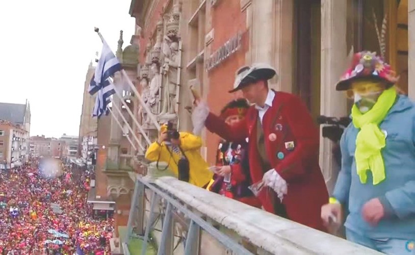 بالفيديو.. إلقاء السمك المُملّح على المحتفلين بمهرجان دنكيرك