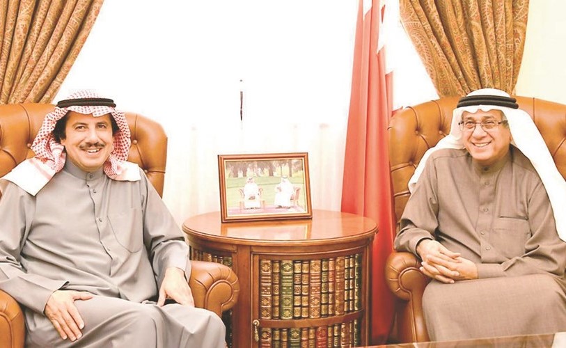 مستشار عاهل البحرين لشؤون الإعلام نبيل الحمر مستقبلا السفير الشيخ عزام الصباح ﻿