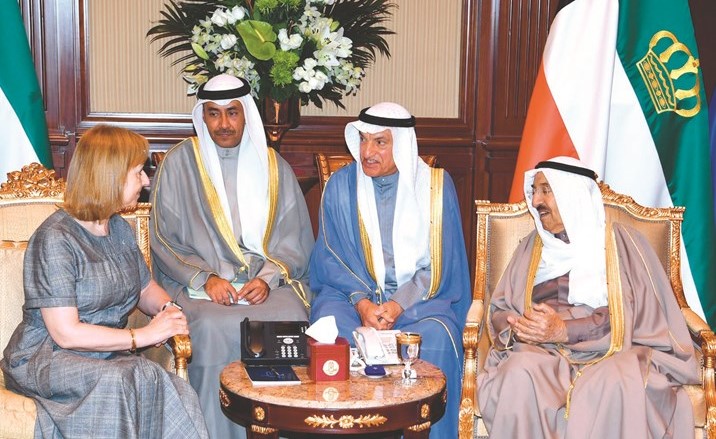 صاحب السمو الأمير الشيخ صباح الأحمد مستقبلا سفير جمهورية الأرجنتين كلاوديا اليخاندرا زامبييري ﻿