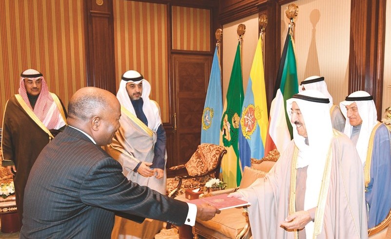 صاحب السمو الأمير الشيخ صباح الأحمد خلال استقباله سفير جمهورية ملاوي جافالي موسى ﻿