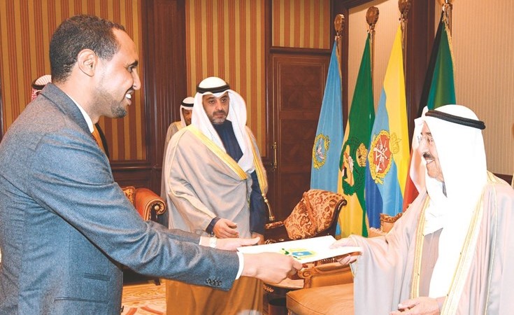 صاحب السمو الأمير الشيخ صباح الأحمد مستقبلا سفير جمهورية الصومال الفيدرالية عبدالله محمد الدوا ﻿
