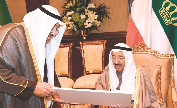 صاحب السمو الامير الشيخ صباح الاحمد يستمع الى شرح حول المحور من سمو الشيخ ناصر المحمد ﻿