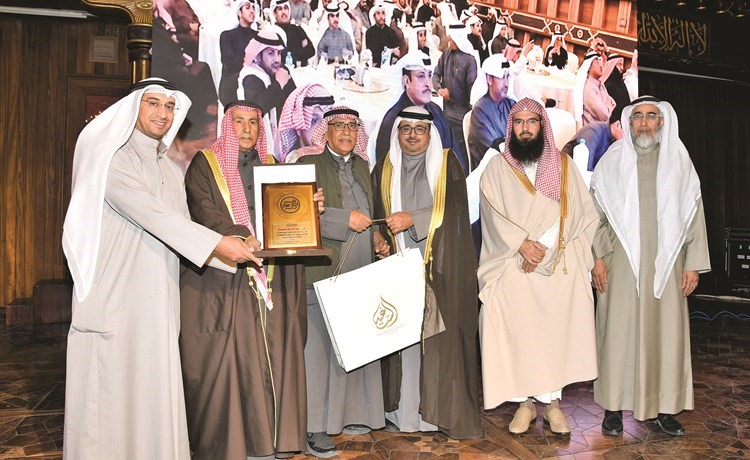 يوسف الحسينان ومحمد الحسينان وسليمان الحسينان خلال تكريم عدد من المشاركين في الملتقى﻿