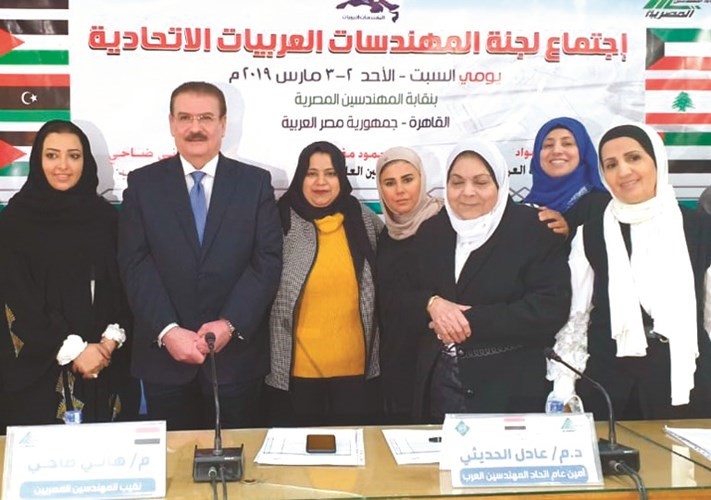 الحبيل مع مجموعة من المشاركات في الاجتماع ونقيب المهندسين المصريين﻿
