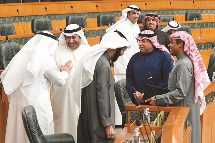 الشيخ خالد الجراح ود.خالد الفاضل مع مجموعة من النواب﻿