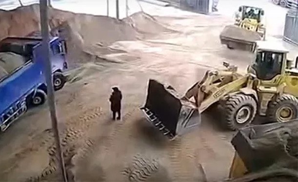 فيديو صادم لسائق يدفن زميلته حية بالحفار دون قصد فتموت اختناقاً