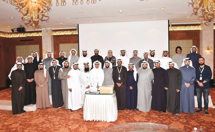 إيمان الأنصاري وعبدالله الهاجري وم.طارق الدرباس مع مهندسي أكاديمية هندس في ختام حفل تخرجهم 	(متين غوزال)﻿