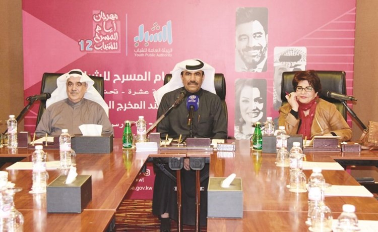 الناقدان ليلى أحمد وعبدالمحسن الشمري يتوسطهما رئيس المركز الإعلامي الزميل مفرح الشمري﻿