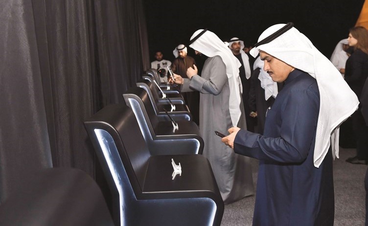 عملاء بوبيان يقومون بتجربة تطبيق الهواتف الذكية	(متين غوزال)﻿