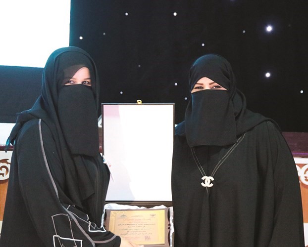 تكريم رئيسة القسم في مدرسة الصامتة﻿