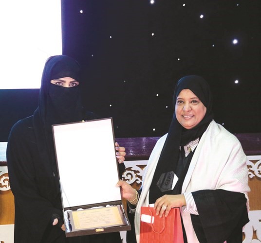 نادية الربيعان تكرم إحدى المشاركات﻿