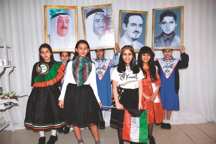 مجموعة من الطالبات المتميزات المشاركات بحفل المشروع﻿
