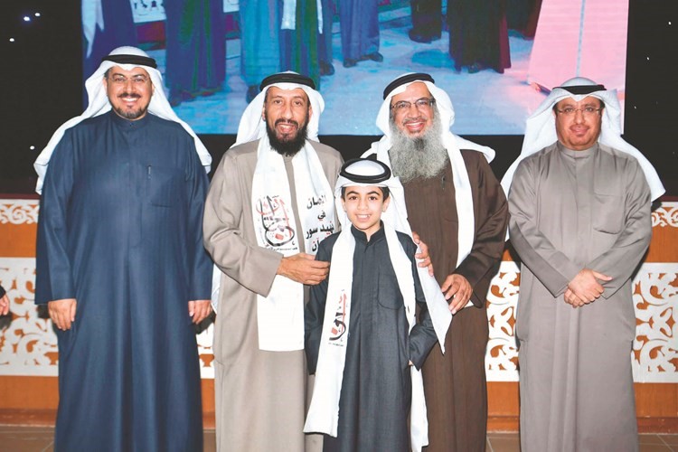 أ.خالد الخراز والموجه العام للتربية الإسلامية د.محمد الراشد خلال تكريم الطالب المتميز محمد المحيسن ﻿