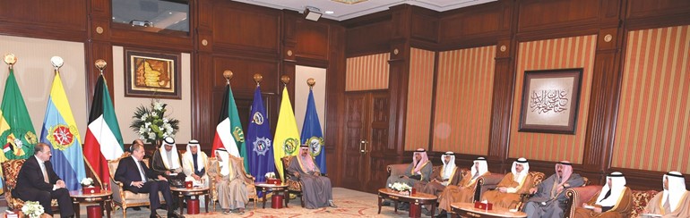 صاحب السمو الأمير الشيخ صباح الأحمد مستقبلا وزير خارجية روسيا الاتحادية سيرغي لافروف بحضور سمو ولي العهد الشيخ نواف الأحمد والشيخ صباح الخالد والشيخ محمد العبدالله وأحمد فهد الفهد والشيخ خالد العبدالله ووليد الخبيزي﻿