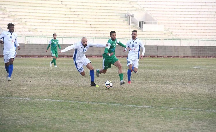 لاعب وسط العربيعلي خلف يمر من أمام لاعب التضامن عبدالله التويتان -(محمد هاشم )﻿