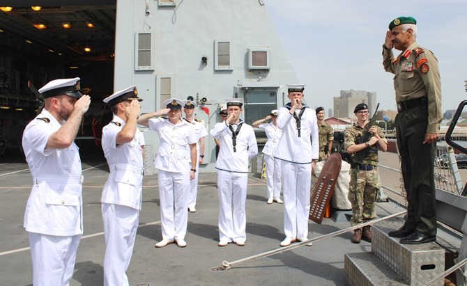 الفريق الركن محمد الخضر خلال زيارته السفينة المدمرة البريطانية (HMS DRAGON ) ﻿