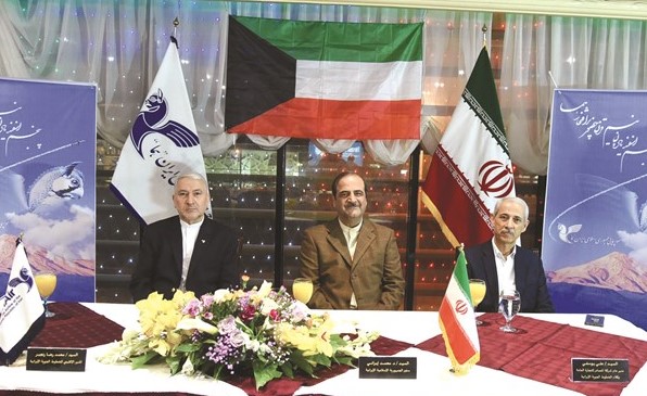 السفير محمد إيراني ومحمد رنجبر خلال الاحتفال﻿