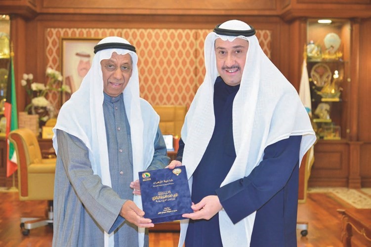 الحمود بحث العلاقات الثنائية مع سفير بنين ويهدي المحافظ الزي الرسمي لبلاده
