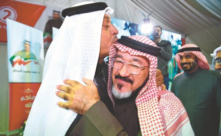 د.حمد المطر يقبل رأس المستشار الزميل يوسف عبدالرحمن﻿