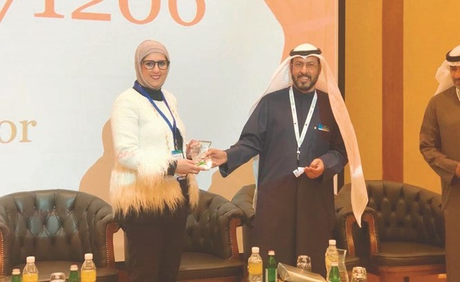 تكريم جنان بهزاد بعد إلقاء محاضرة التغير المناخي﻿