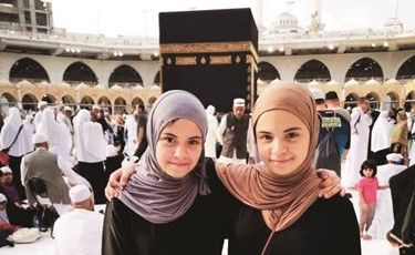 طالبتان اثناء رحلة العمرة﻿