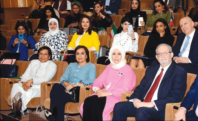 السفير الأميركي لورانس سليفرمان مع إيمان الروضان ولولوة الملا ود. موضي الحمود ونبيلة العنجري وجانب من الحضور في حفل «قرع جرس المساواة في بورصة الكويت»
