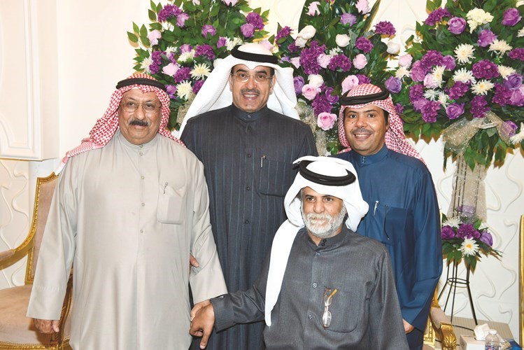 سعد العجمي يتلقى التهنئة من د.عايد المناع وبعض الحضور﻿